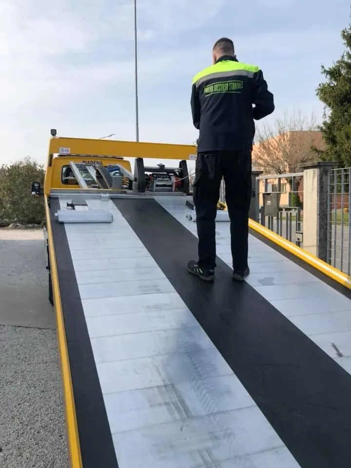 Operatore sul pianale di un carro attrezzi