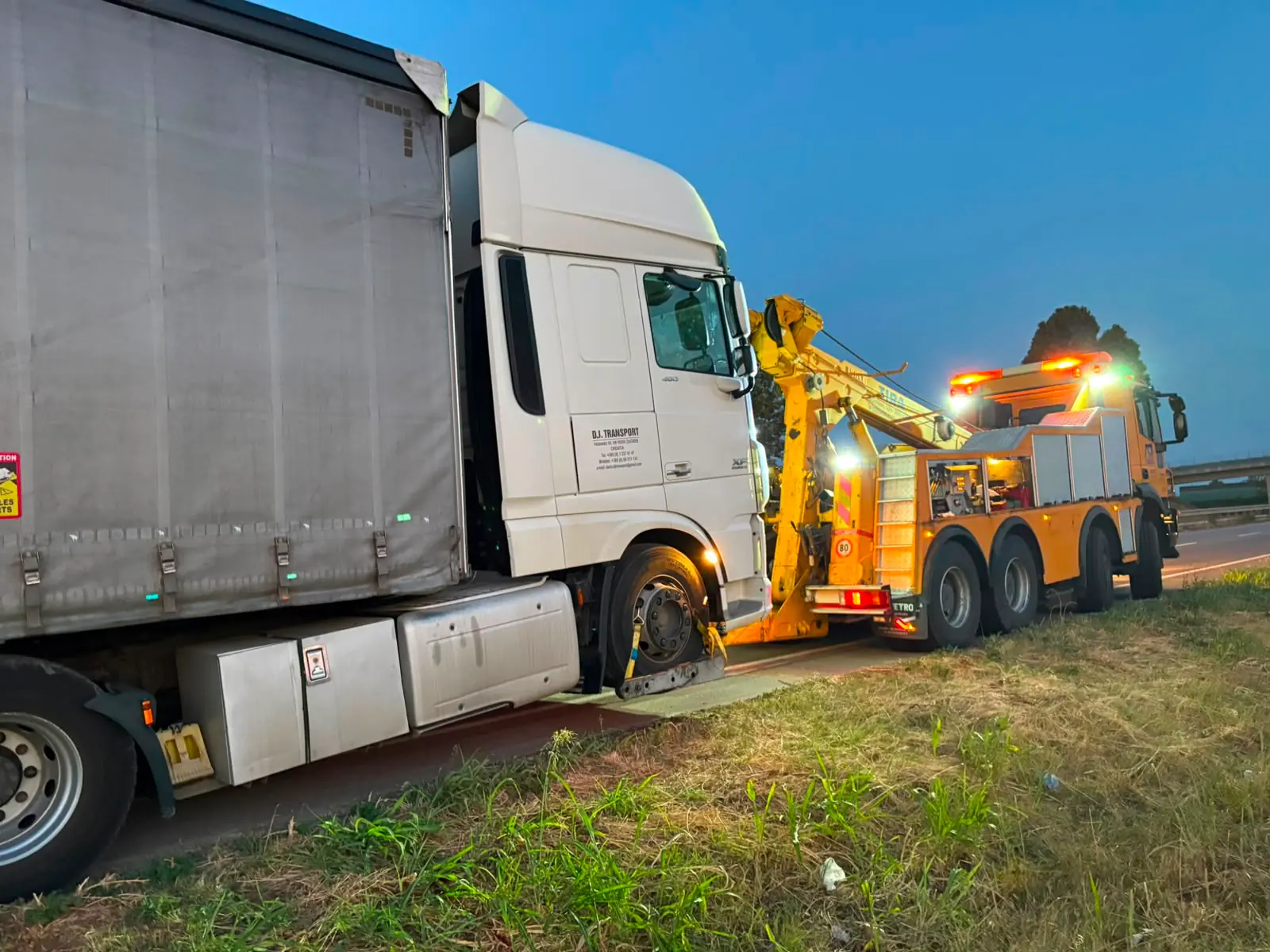Mezzo di soccorso pesante impegnato con un camion a bordo strada