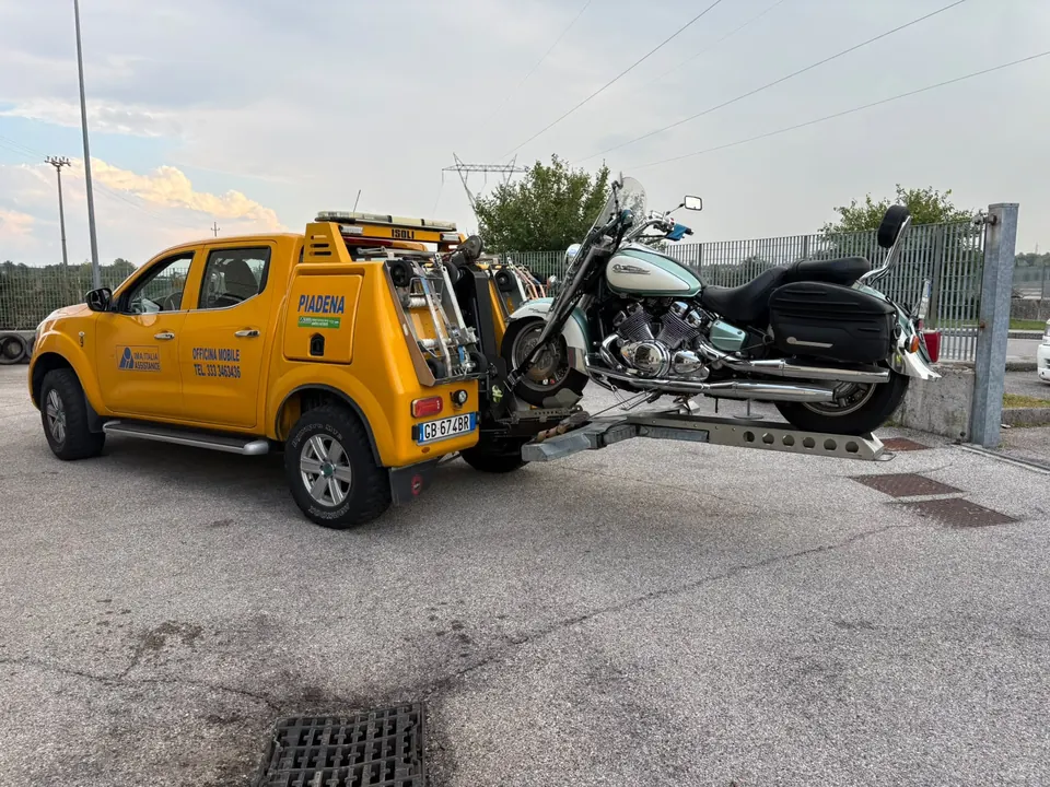 Moto da turismo fissata al mezzo di soccorso per il trasporto