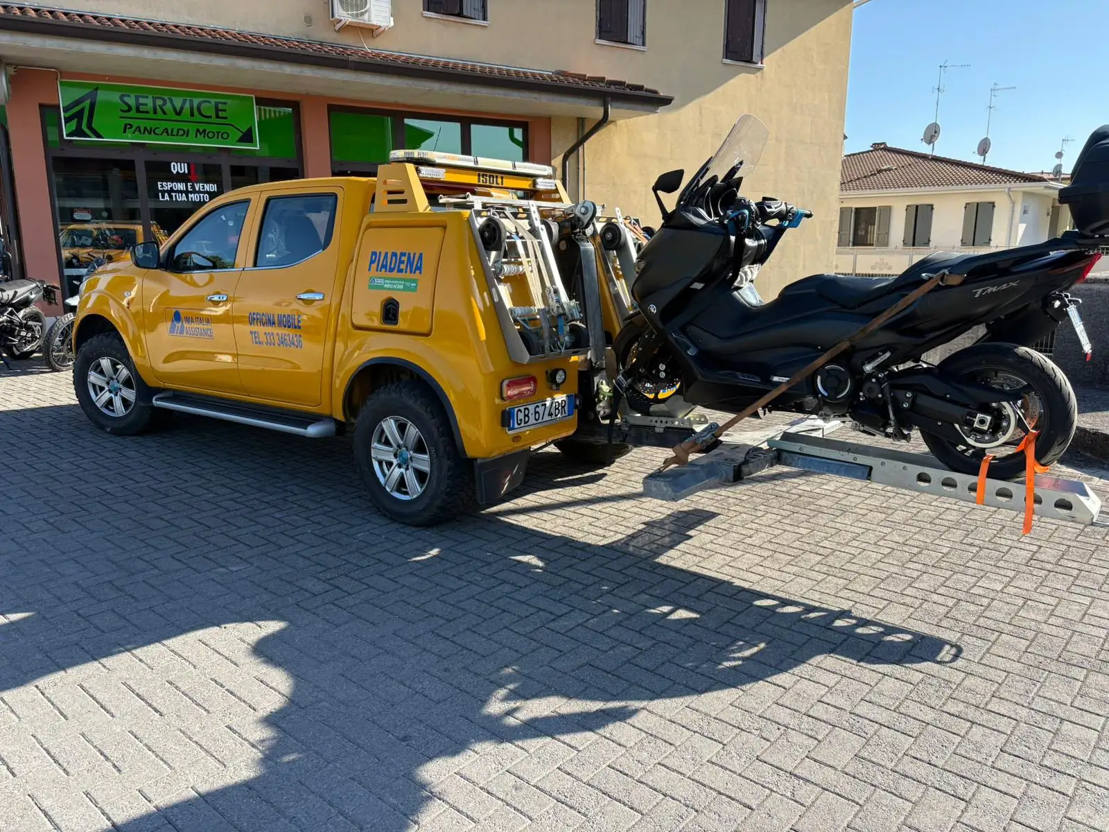 Moto fissata al mezzo di soccorso su strada
