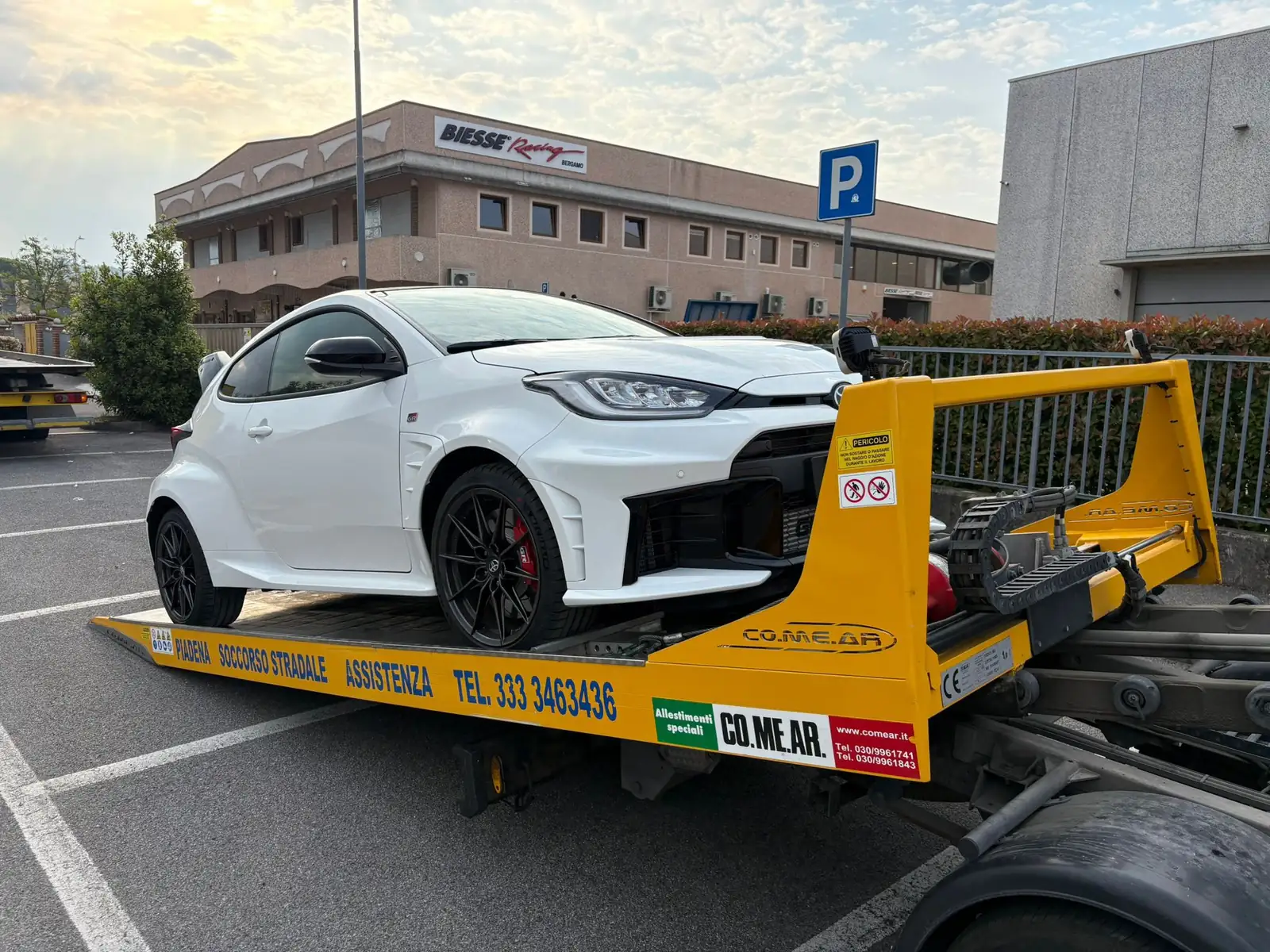 Auto compatta bianca caricata sul carro attrezzi