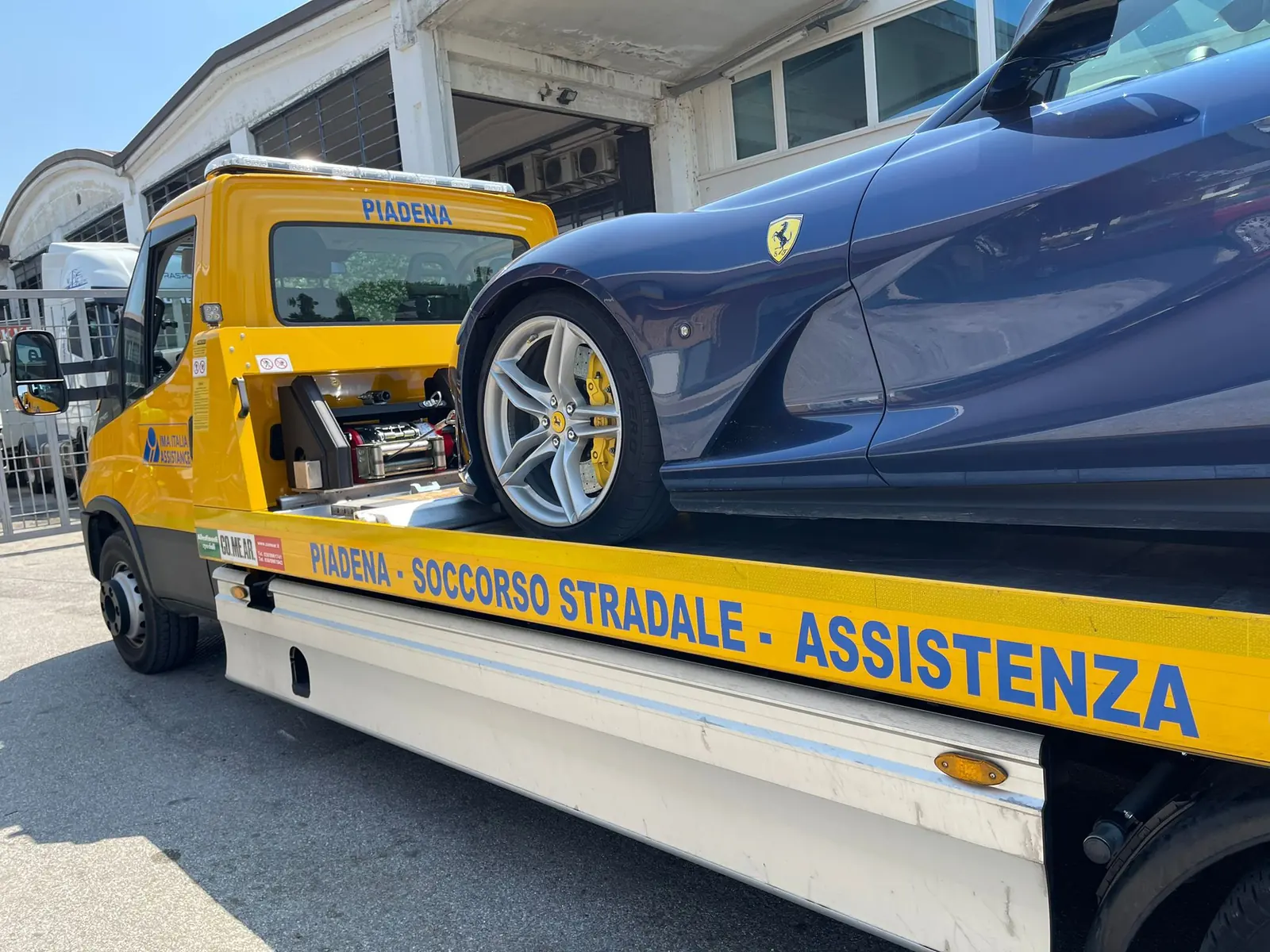 Auto sportiva blu sul carro attrezzi Piadena